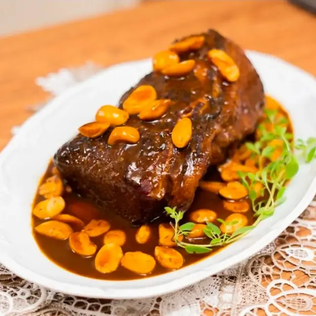Carne assada ao molho com guarnição