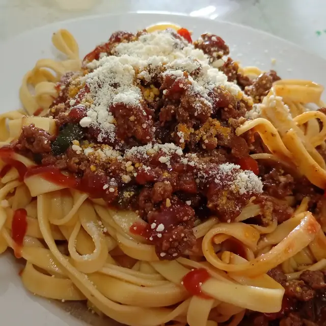 Espaguete à bolonhesa com parmesão