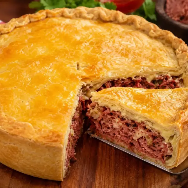 Torta salgada recheada com carne moída