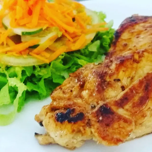 Filé de frango grelhado acompanhado de salada