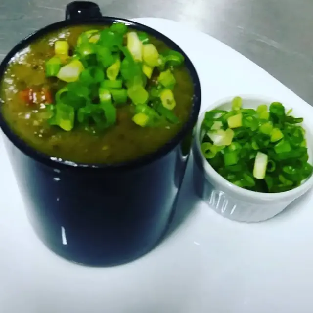 Caldo quente servido em recipiente de porcelana